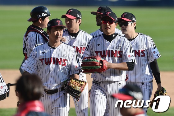 (서울=뉴스1) 민경석 기자 = 23일 오후 서울 송파구 잠실야구장에서 열린 '2017 프로야구 KBO 리그' KIA 타이거즈와 LG 트윈스의 경기에서 7대1로 승리한 LG 선수들 …