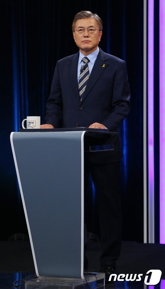 (서울=뉴스1) 국회사진취재단 = 문재인 더불어민주당 후보가 23일 오후 서울 여의도 KBS 본관에서 열린 '중앙선관위 주최 대선후보 TV토론회'에 참석해 토론준비를 하고 있다. …