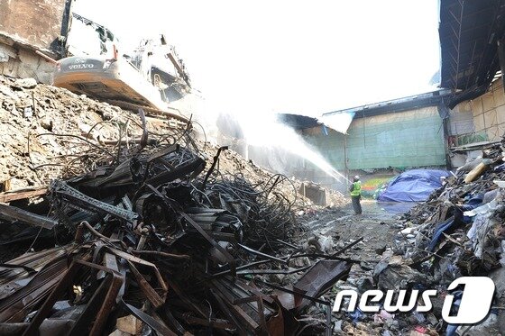 본문 이미지 - 대형 화재로 인해 불에 탄 대구 서문시장 4지구 <자료사진> ⓒ News1 이종현 기자