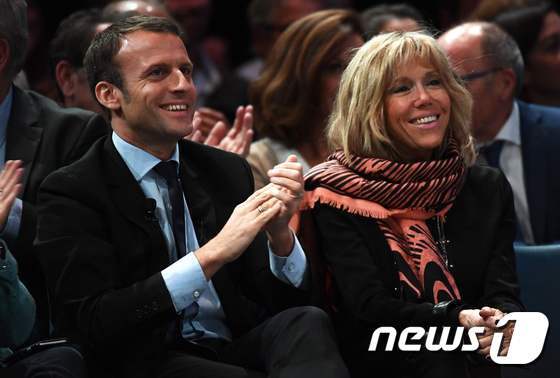 본문 이미지 - 프랑스 대선 1차 투표에서 최다 득표로 결선에 진출하게 된 중도정당 앙마르슈(전진)의 에마뉘엘 마크롱 후보(왼쪽)와 아내인 브리지트 ⓒ AFP=뉴스1