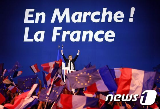 본문 이미지 - 프랑스 중도정당 앙마르슈(전진)의 에마뉘엘 마크롱 후보가 23일(현지시간) 대선 1차 투표에서 승리한 뒤 지지자들에게 감사를 표하고 있다. ⓒ AFP=뉴스1