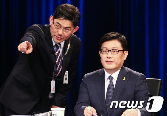 (서울=뉴스1) 국회사진취재단 = 윤홍식 홍익당 후보가 24일 오후 서울 여의도 KBS에서 열린 중앙선거방송토론위원회 주관 '제19대 대통령선거 후보자 토론회' 에서 토론 준비를 …