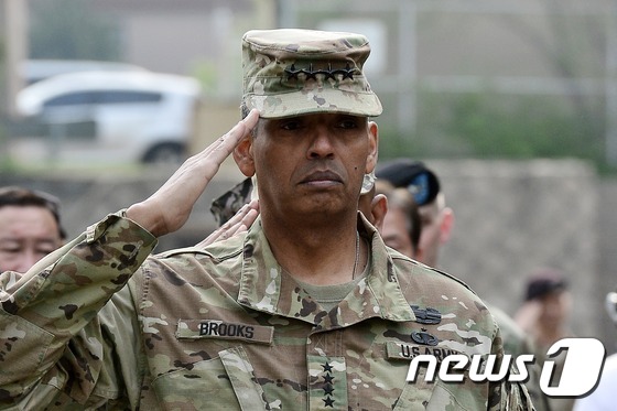 (서울=뉴스1) 민경석 기자 = 빈센트 브룩스 주한미군 사령관이 25일 오전 서울 용산미군기지에서 열린 워커 장군 동상 이전행사에 참석해 경례를 하고 있다.워커 장군 동상은 용산기 …