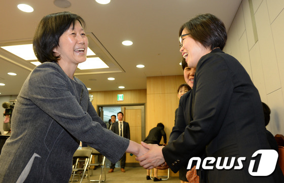 (서울=뉴스1) 박세연 기자 = 안철수 국민의당 대선후보 부인 김미경 서울대 교수가 25일 오후 서울 여의도 국회의원회관에서 열린 대선후보 교통안전 정견발표회에서 참석자들과 인사를 …