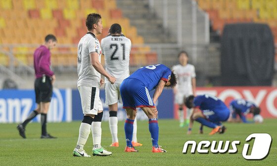 본문 이미지 - 25일 오후 경기도 수원시 팔달구 월드컵경기장에서 열린 2017 아시아축구연맹(AFC) 챔피언스리그 조별리그 G조 5차전 수원 삼성과 가와사키 프론탈레의 경기에서 1:0으로 패배한 삼성 선수들이 망연자실 하고 있다. 2017.4.25/뉴스1 ⓒ News1 오장환 기자