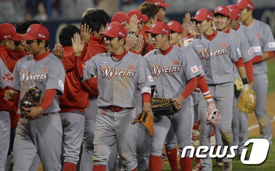 본문 이미지 - 25일 오후 서울 잠실야구장에서 열린 2017 프로야구 타이어뱅크 KBO 리그 SK 와이번스와 LG 트윈스의 경기에서 8-3으로 승리한 SK 선수들이 마운드에 모여 하이파이브를 나누고 있다. SK는 선발투수 다이아몬드의 5이닝 무실점 호투와 한동민·김동엽·최정의 홈런포를 앞세워 LG를 꺾고 단독 3위에 올랐다. 2017.4.25/뉴스1 ⓒ News1 오대일 기자