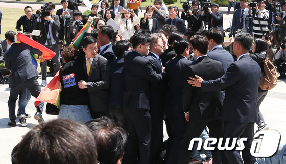 (서울=뉴스1) 허경 기자 = 26일 서울 여의도 국회 본청 계단에서 열린 문재인 더불어민주당 대선후보 천군만마(千軍萬馬) 국방안보 1000인 지지선언 기자회견에서 성소수자들이 문 …