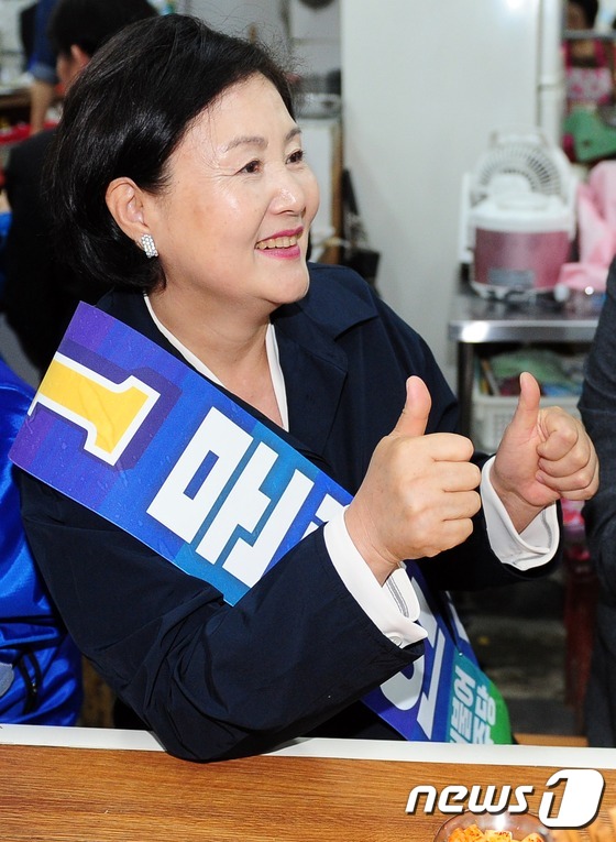 (부산=뉴스1) 여주연 기자 = 문재인 더불어민주당 대선후보의 부인 김정숙 여사가 26일 오전 부산 진구 서면시장 칼국수 집을 찾아 엄지를 들어 보이고 있다. 2017.4.26/뉴 …