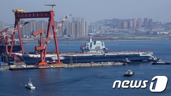 본문 이미지 - 중국선박중공업그룹 다롄&#40;大連&#41; 조선소 항공모함 진수식&#40;자료사진&#41; ⓒ AFP=뉴스1