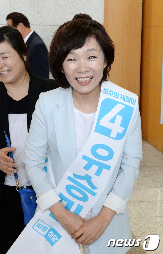 (서울=뉴스1) 박세연 기자 = 유승민 바른정당 대선후보 부인인 오선혜 씨가 26일 오후 서울 용산구 백범기념관에서 열린 대한노인회 대선후보 초청 토론회에서 참석자들에게 인사를 하 …