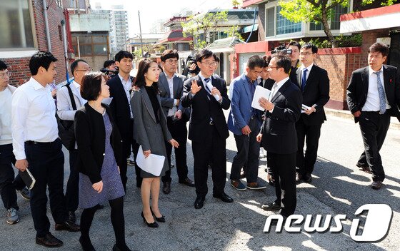 본문 이미지 - 지난 2017년 4월27일 오후 전북 익산시 영등동 약촌오거리 일대에서 열린 '익산 약촌오거리 택시기사 살인사건' 현장검증 중 법원 관계자들이 당시 동선을 따라 이동하며 현장을 확인하고 있다.2017.4.27/뉴스1 ⓒ News1 문요한 기자