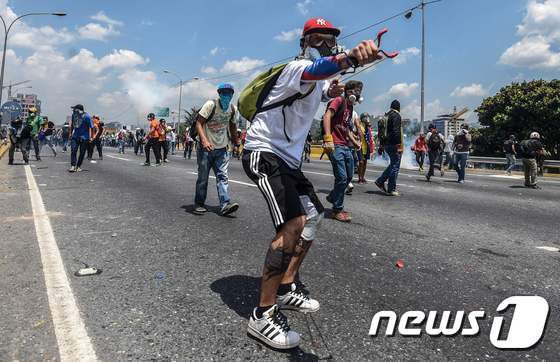 [사진] 새총쏘는 베네수엘라 시위자