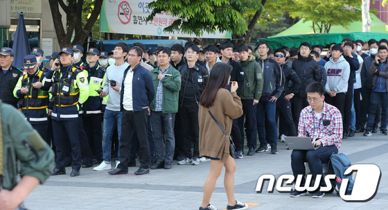 (성남=뉴스1) 허경 기자 = 27일 경기도 성남 야탑역에서 열린 문재인 더불어민주당 대선 후보의 집중유세에서 사복 경찰들이 경계 근무를 서고 있다. 2017.4.27/뉴스1