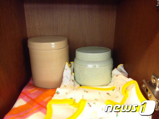 본문 이미지 - 먼저 간 코돌이와 함께 안치된 팅커벨의 유골. ⓒ News1