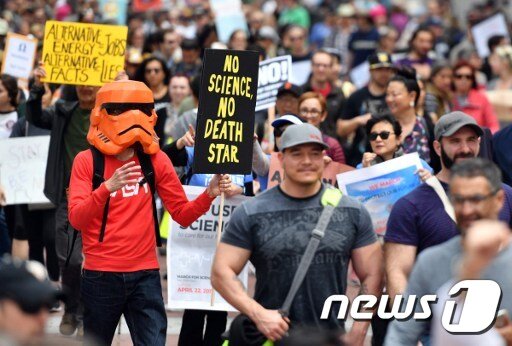 본문 이미지 - 4월22일(현지시간) 미국 샌프란시스코에서 열린 ''과학을 위한 행진''에서 과학계 종사자들이 도널드 트럼프 대통령의 환경 정책에 항의하고 있다. ⓒ AFP=뉴스1