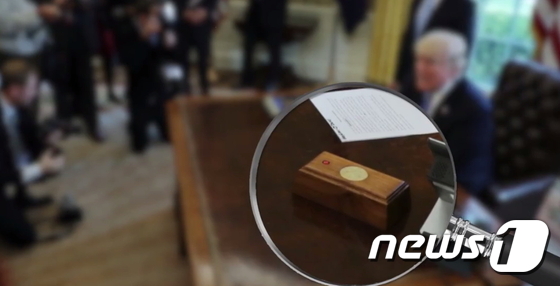 백악관 트럼프 대통령 집무실 책상 위에 있는 빨간 버튼. (USA 캡쳐) © News1