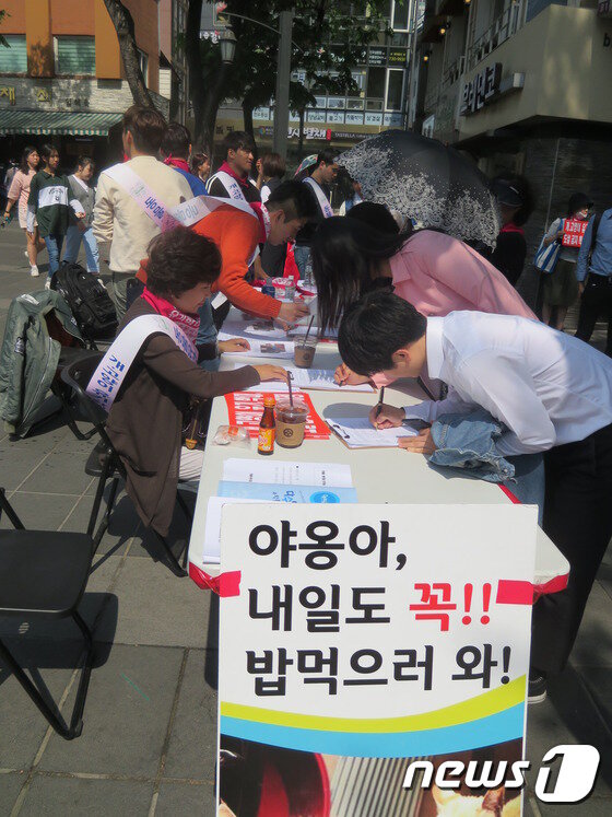 본문 이미지 - 29일 오후 서울 종로구 인사동 북인사마당에서 열린 '동물생명권 존중을 위한 시민문화제'에 참가한 시민들이 서명에 동참하고 있다.ⓒ News1