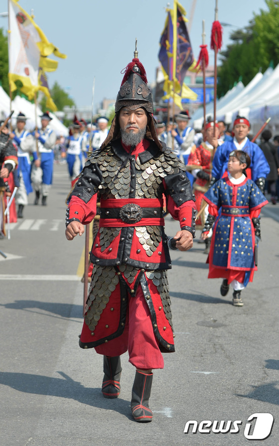 (아산=뉴스1) 주기철 기자 = 제56회 아산 성웅 이순신 축제가 29일 충남 아산시 온양온천역 광장에서 열렸다. 옛 거리 마당에서 이순신 장군과 수병 복장을 한 연기자들이 승전 …