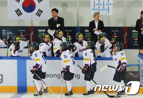 본문 이미지 - 일취월장한 한국 여자 아이스하키 대표팀은 높은 곳을 바라보고 있다. . 2017.4.2/뉴스1 ⓒ News1 서근영 기자