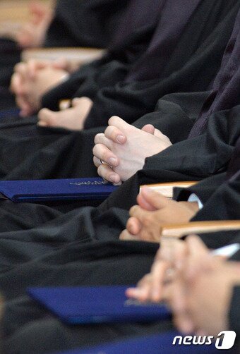 본문 이미지 - 지난 3일 서울 서초동 대법원에서 열린 신임 법관 임명식에서 신임 판사들이 임명장을 받고 양승태 대법원장의 축사를 듣고 있다. /뉴스1 ⓒ News1 김명섭 기자