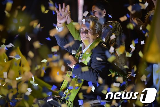 [사진] 모레노, 에콰도르 대통령 당선 축하 꽃세례