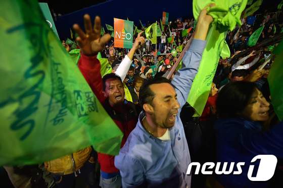 [사진] 환호하는 모레노 당선자 지지자들
