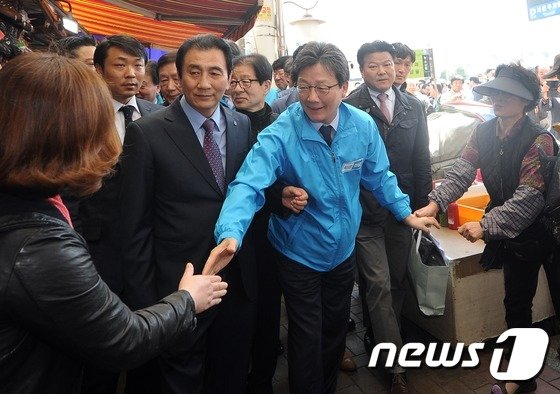 본문 이미지 - 유승민 바른정당 대선 후보가 3일 오전 대구 서문시장을 찾아 상인들과 인사하고 있다.2017.4.3/뉴스1 ⓒ News1 이종현 기자