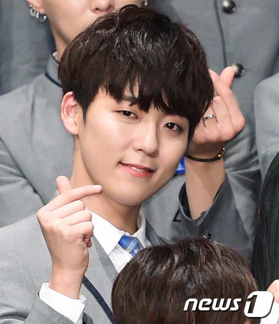 (서울=뉴스1) 권현진 기자 = 이준우가 3일 오후 서울여의도 63컨벤션센터에서 열린 Mnet '프로듀스101 시즌2' 제작발표회에 참석해 사랑의 하트를 그리고 있다.