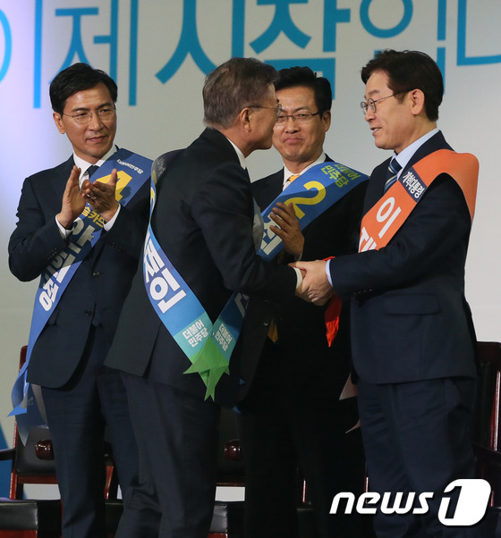 안희정·최성·이재명으로 부터 축하 받는 문재인