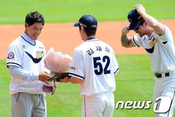 본문 이미지 - 홍성흔이 30일 오후 서울 잠실야구장에서 열리는 2017 프로야구 타이어뱅크 KBO 리그 롯데 자이언츠와 두산 베어스의 경기에 앞서 열린 공식 은퇴식에서 오재원과 김재호로부터 꽃다발을 받고 있다. 2017.4.30/뉴스1 ⓒ News1 임세영 기자