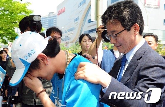 유승민 바른정당 대선 후보가 30일 오전 부산 해운대구 영화의전당을 찾아 영화 및 문화정책 관련 발언 후 선거운동원 옷에 사인을 하고 있다. 2017.4.30/뉴스1 ⓒ News1 여주연 기자