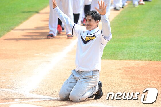 본문 이미지 - 홍성흔이 30일 오후 서울 잠실야구장에서 열리는 2017 프로야구 타이어뱅크 KBO 리그 롯데 자이언츠와 두산 베어스의 경기에 앞서 열린 공식 은퇴식에서 홍 플레이트에 입맞춤 하고 손을 흔들고 있다. 2017.4.30/뉴스1 ⓒ News1 임세영 기자