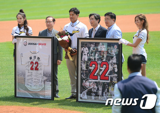 (서울=뉴스1) 임세영 기자 = 홍성흔이 30일 오후 서울 잠실야구장에서 열리는 2017 프로야구 타이어뱅크 KBO 리그 롯데 자이언츠와 두산 베어스의 경기에 앞서 열린 공식 은퇴 …