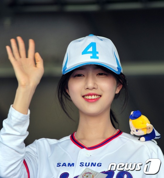 (대구 =뉴스1) 이종현 기자 = 유승민 바른정당 대선 후보 딸 유담씨가  30일 오후 대구 삼성라이온즈파크를 찾아 지지자들에게 손을 흔들고 있다.2017.4.20/뉴스1