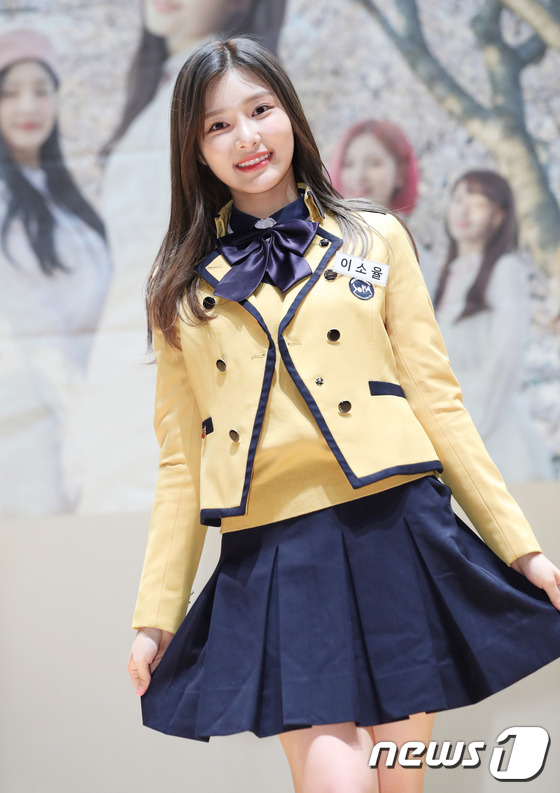 (고양=뉴스1) 권현진 기자 = 걸그룹 다이아 제니가 30일 오후 경기도 고양시 고양문예회관에서 열린 정규 2집 ‘욜로(YOLO)’ 발매 기념 팬 사인회에 앞서 포즈를 취하고 있다 …