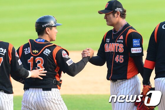 본문 이미지 - 롯데 자이언츠 포수 김사훈(왼쪽). 뉴스1 ⓒ News1 임세영 기자