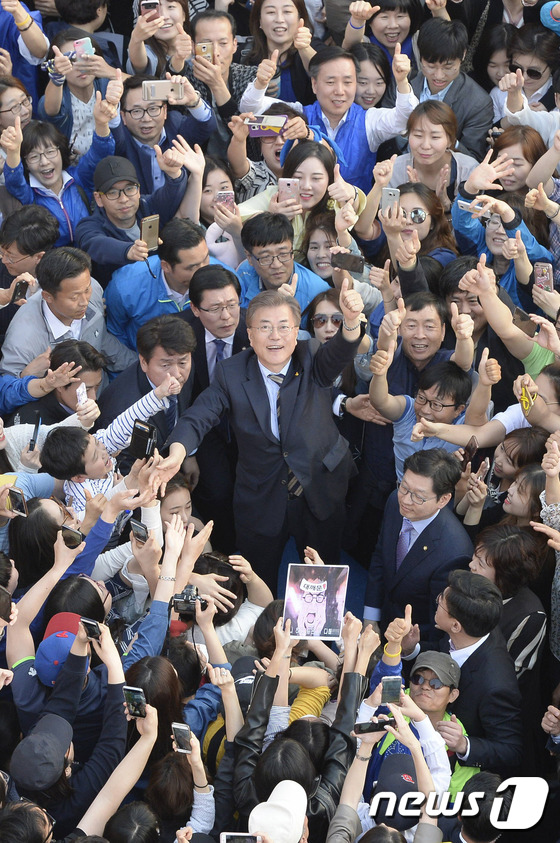 (서울=뉴스1) 허경 기자 = 문재인 더불어민주당 대선후보가 30일 서울 서대문구 신촌 차없는 거리에서 유세를 하고 있다. 2017.4.30/뉴스1