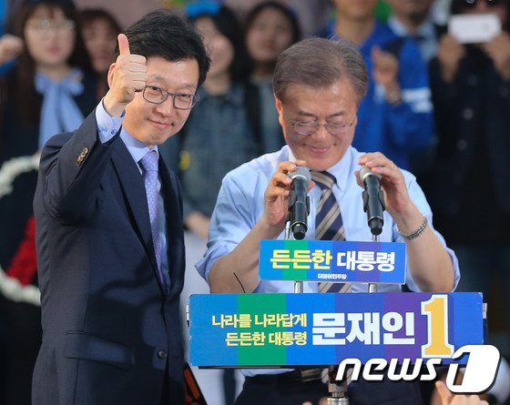 본문 이미지 - 30일 서울 서대문구 신촌로에서 열린 문재인 더불어민주당 대선 후보의 집중유세에서 김경수 대변인이 엄지손가락을 치켜세우고 있다. 2017.4.30/뉴스1 ⓒ News1 허경 기자
