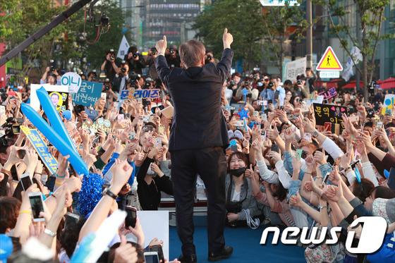 (서울=뉴스1) 허경 기자 = 문재인 더불어민주당 대선후보가 30일 오후 서울 서대문구 신촌에서 가진 유세에서 포즈를 취하고 있다.  2017.4.30/뉴스1