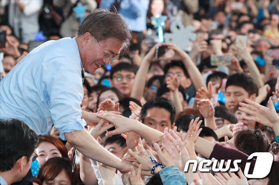 본문 이미지 - 문재인 더불어민주당 대선후보가 30일 오후 서울 서대문구 신촌에서 가진 유세에서 시민들과 악수를 하고 있다. 2017.4.30/뉴스1 ⓒ News1 허경 기자