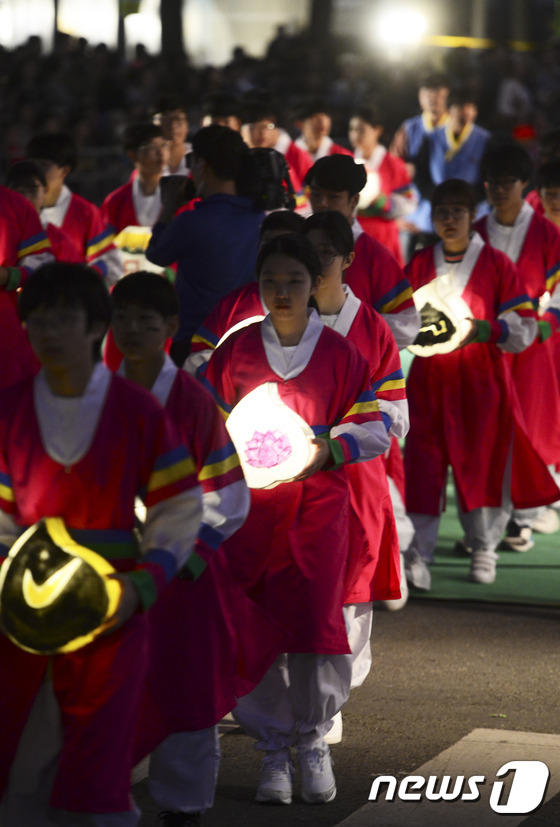 (서울=뉴스1) 신웅수 기자 = 부처님오신날(불기2561년)을 사흘 앞둔 30일 오후 서울 종로구 조계사 앞 도로에 형형색색의 연등행렬이 펼쳐지고 있다. 2017.4.30/뉴스1