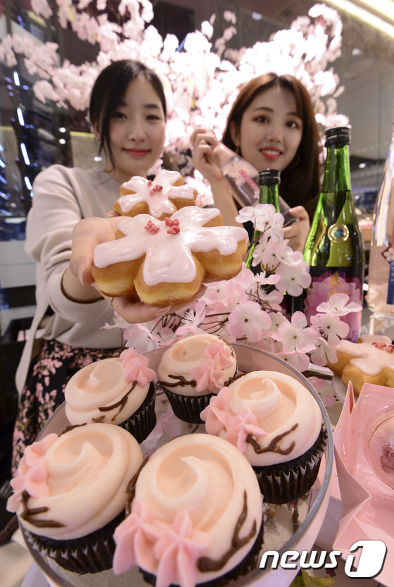 (서울=뉴스1) 신웅수 기자 = 4일 오후 서울 강남구 현대백화점 압구정 본점에서 모델들이 벚꽃 디저트를 선보이고 있다.현대백화점은 벚꽃 시즌을 맞아 오는 16일까지 벚꽃 컵케이크 …