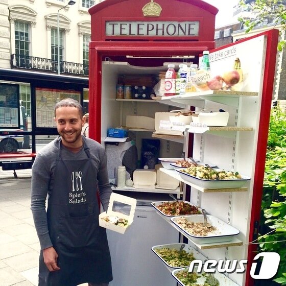 본문 이미지 - 영국 런던 블룸즈버리 광장에 있는 전화 부스 샐러드 가게. ⓒ News1