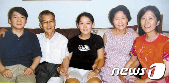 (서울=뉴스1) 송원영 기자 = 안철수 전 국민의당 대표가 4일 저녁 대전 중구 한밭체육관에서 열린 완전국민경선 대선후보 선출대회에서 국민의당 제19대 대통령선거 후보로 선출됐다. …