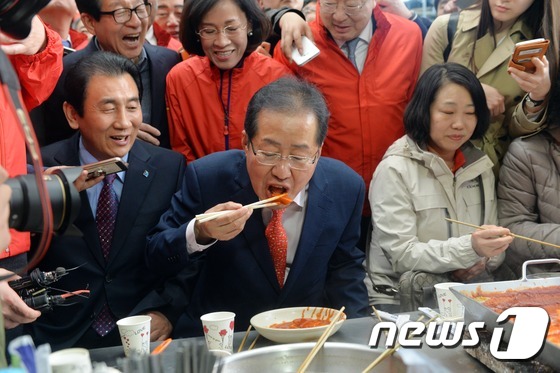 (대구=뉴스1) 이종현 기자 = 홍준표 자유한국당 대선 후보가 4일 오후 대구 서문시장을 찾아 떡볶이를 맛보고 있다.2017.4.4/뉴스1