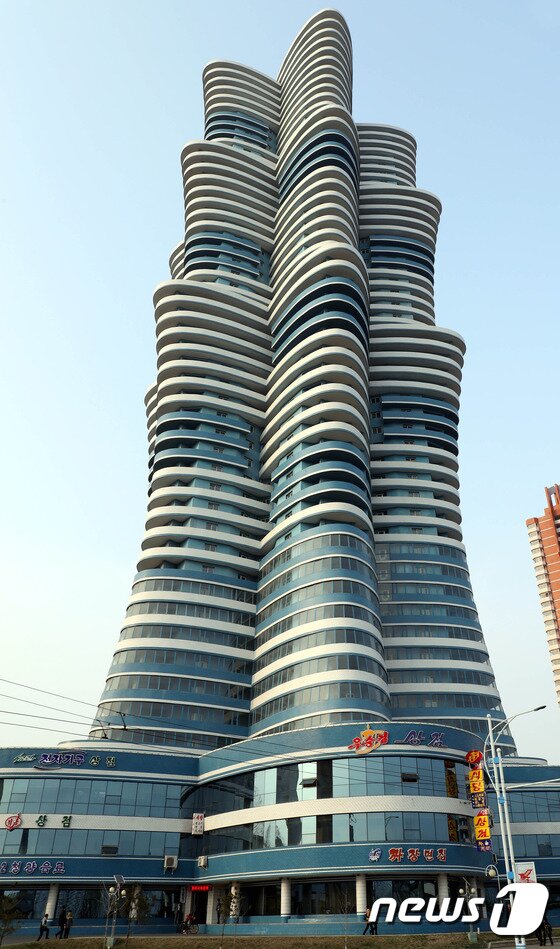 본문 이미지 - 4일 북한 평양 미래과학자의 거리에 위치한 아파트 모습. 2017.4.4/뉴스1 ⓒ News1 사진공동취재단