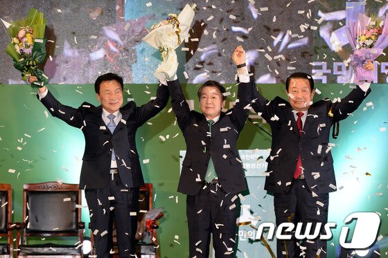 본문 이미지 - 안철수 국민의당 대선주자가 4일 오후 대전시 중구 한밭체육관에서 열린 '국민의당 완전국민경선 제19대 대통령 선거후보자 선출대회 대전-충정지역 합동연설회'에서 대선후보로 선출 된 후 손학규, 박주선 대선주자와 함께 손을 들어 인사를 하고 있다. 안 후보는 누적 득표율 75%로 18%에 그친 손학규 대선주자를 누르고 국민의당 대선후보로 선출됐다. 왼쪽부터 손학규 대선주자, 안철수 대선후보, 박주선 대선주자. 2017.4.4/뉴스1 ⓒ News1 박세연 기자