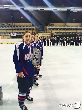 본문 이미지 - 여자 아이스하키 대표팀의 주장이자 '살아있는 화석'으로 불리는 이규선(왼쪽). (대한아이스하키협회 제공). ⓒ News1