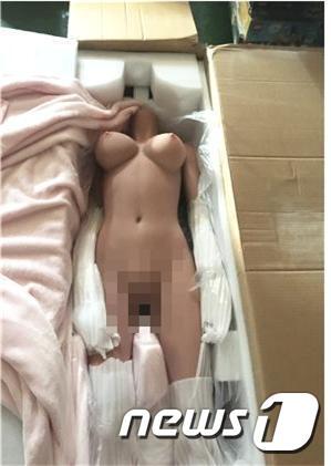 본문 이미지 -  A씨 등이 국내에 들여온 '성인용 전신인형' (인천본부세관 제공)2017.4.5 ⓒ News1