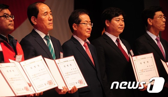 (부산=뉴스1) 여주연 기자 = 홍준표 자유한국당 대선후보가 5일 오후 부산 해운대구 벡스코에서 열린 '부산·경남 선대위 발대식 및 필승결의대회'에서 선거대책위원회 임명장을 수여한 …